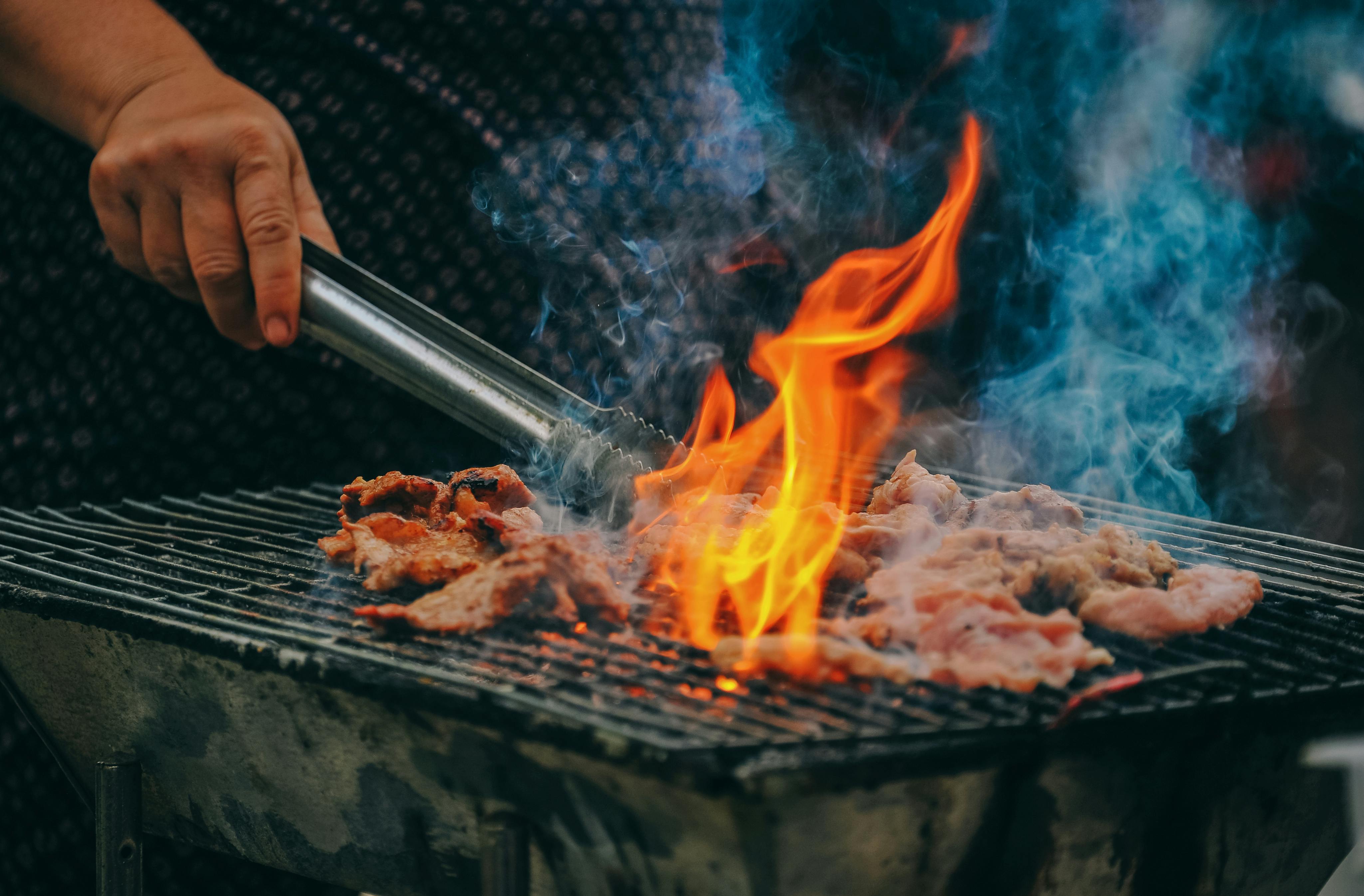 Live fire grill in action - Fire Que